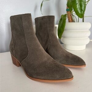 NWOT Dolce Vita Ari Khaki Suede Ankle Boots